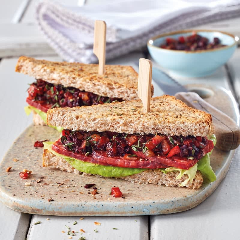 Photo de Sandwich au salami et tapenade aux olives et au poivron prise par WW