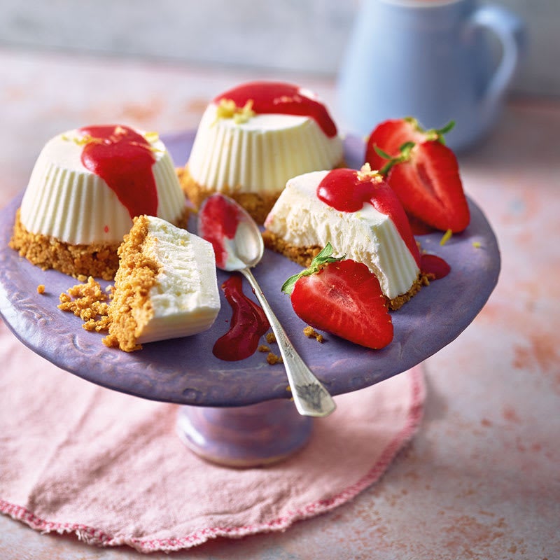 Cheesecake-Glacetörtchen mit Erdbeeren / Käsekuchen-Eistörtchen mit Erdbeeren