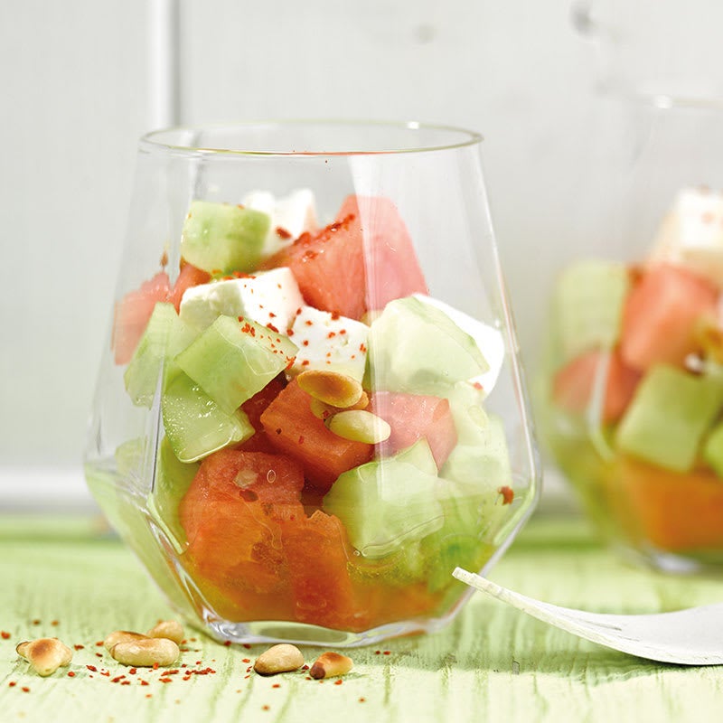 Wassermelonen-Gurken-Salat mit Pinienkernen