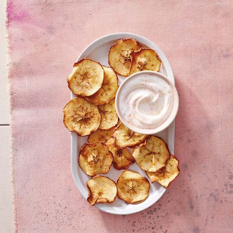 Photo de Chips de pomme et yogourt à la vanille et à la cannelle prise par WW
