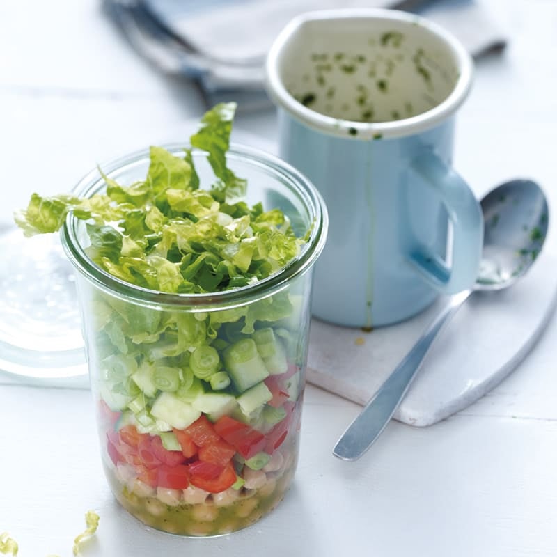 Bunter Salat im Glas mit Kichererbsen