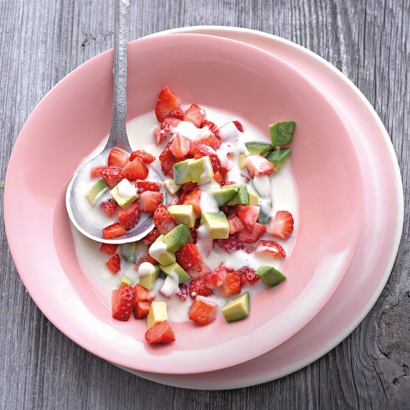 Erdbeer-Avocado-Dessert mit weisser Schokolade / Erdbeer-Avocado-Dessert mit weißer Schokolade
