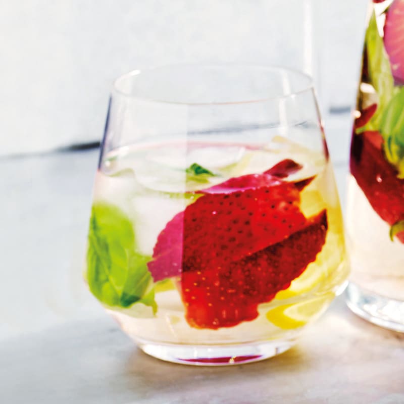 Erdbeer-Basilikum-Wasser mit Zitrone
