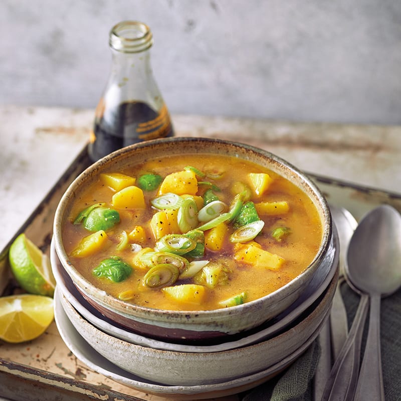 Kartoffel-Curry-Suppe mit Rosenkohl