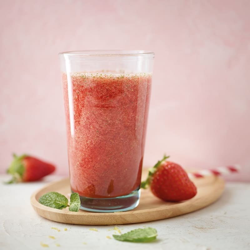 Erfrischender Erdbeer-Grüntee-Drink mit Minze