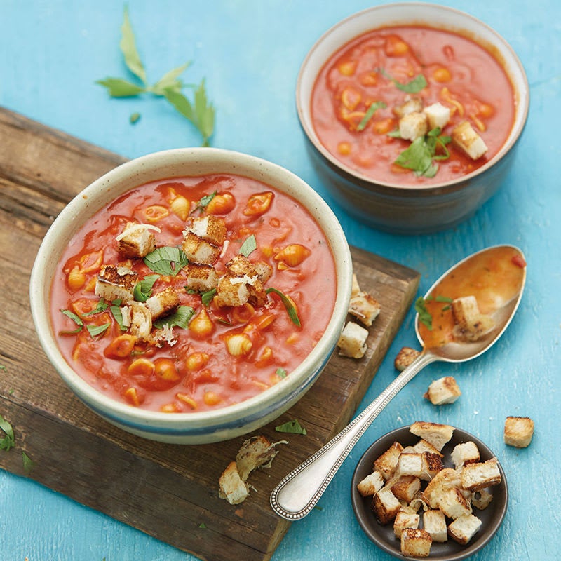 Pasta-Tomaten-Suppe mit Käsecroûtons