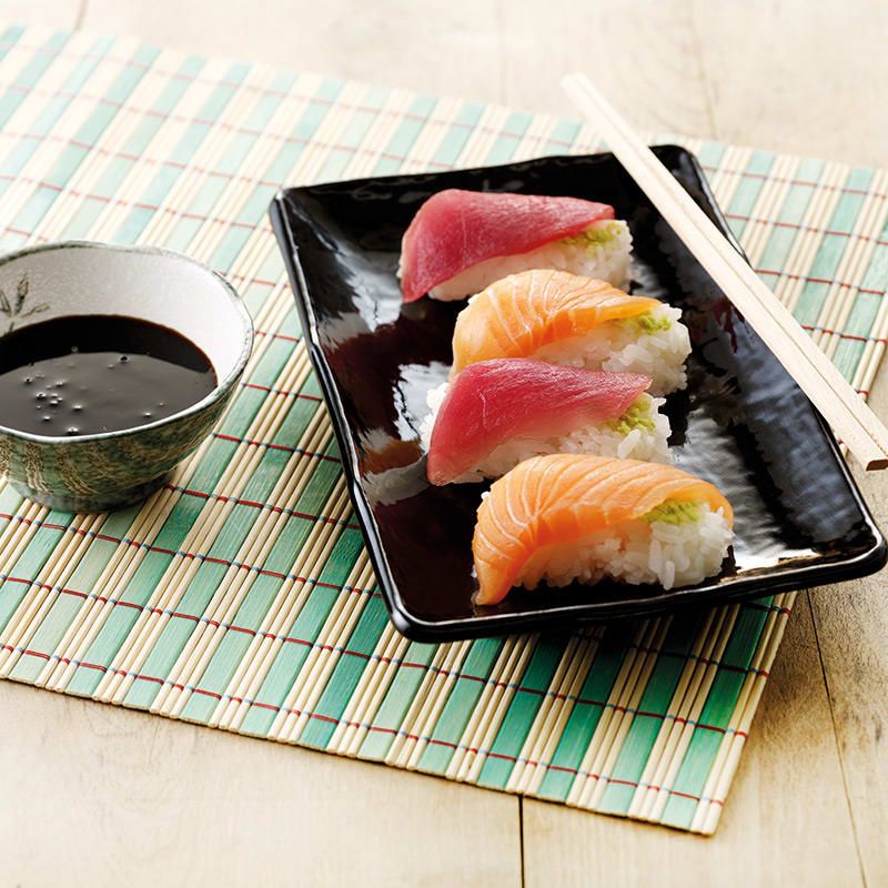Nigiri Sushi mit Thunfisch und Lachs