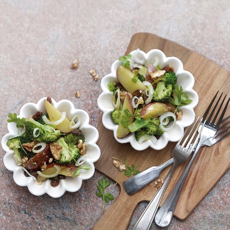 Lauwarmer Broccoli-Kartoffel-Salat mit Rosinen