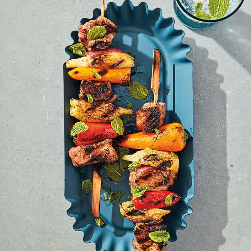 Lamm-Kebabs mit Artischocke und Paprika