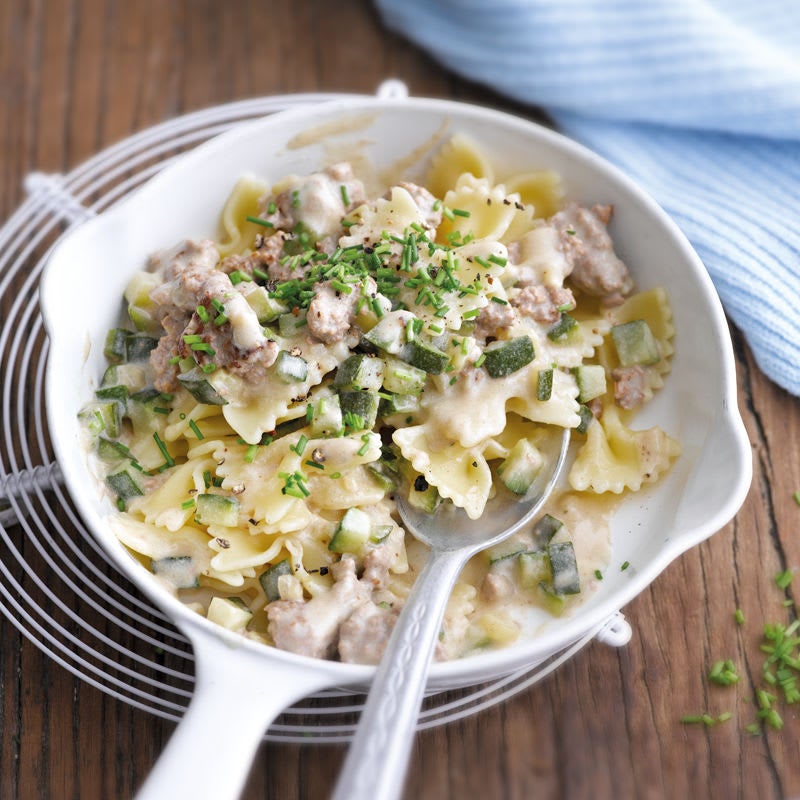 Farfalle in cremiger Hack-Zucchini-Sauce