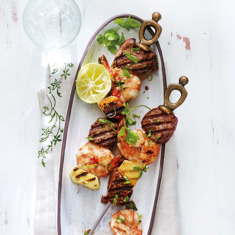 Surf-and-Turf-Spiesse mit Ananas