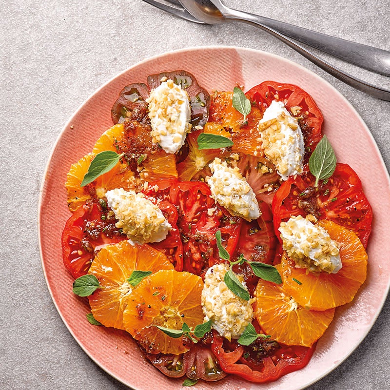 Tomaten-Orangen-Carpaccio mit Ziegenkäsenocken