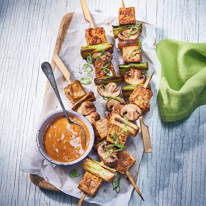 Tofu-Gemüse-Spieße mit Satésauce