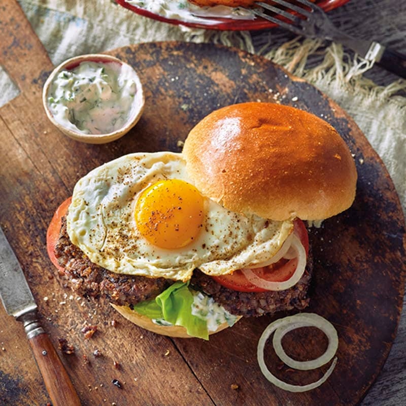 Pilzburger mit Kräutersauce und Wedges
