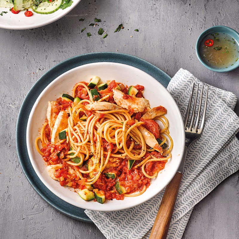 Spaghetti mit Tomaten- Hähnchen-Sauce und Gurkensalat