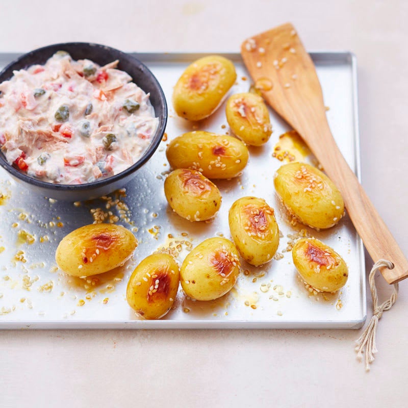 Honig-Sesam-Kartoffeln mit Thunfischdip