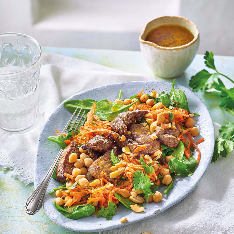 Curry-Karotten-Salat mit Steakstreifen